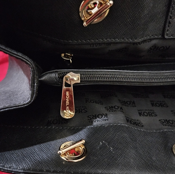 Michael Kors Black Leather Savannah Shoulder Bag - Picture 6 of 16